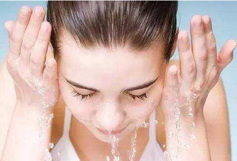 洗脸抉择：清水vs.洗面奶，揭秘长期选择的皮肤奥秘